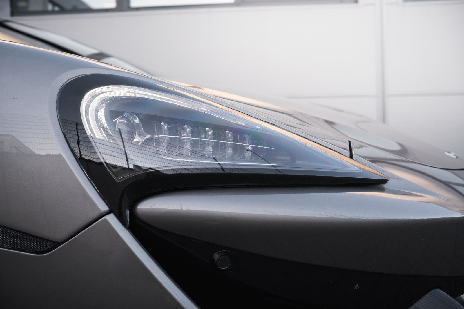 Fahrzeugabbildung McLaren 570S Spider, Lift-el. Sitze-Kamera-B&W