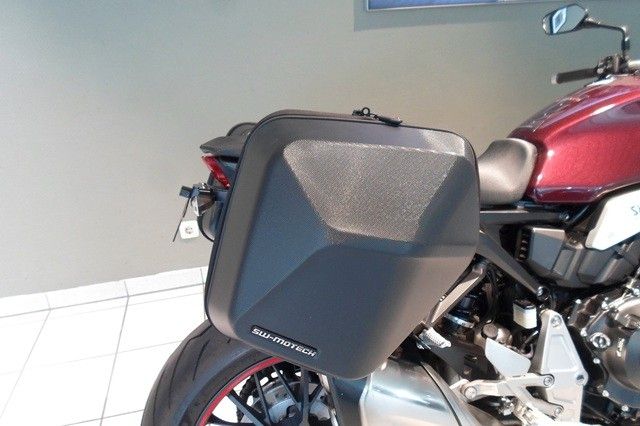 Fahrzeugabbildung Honda CB1000R mit Seitenkoffer