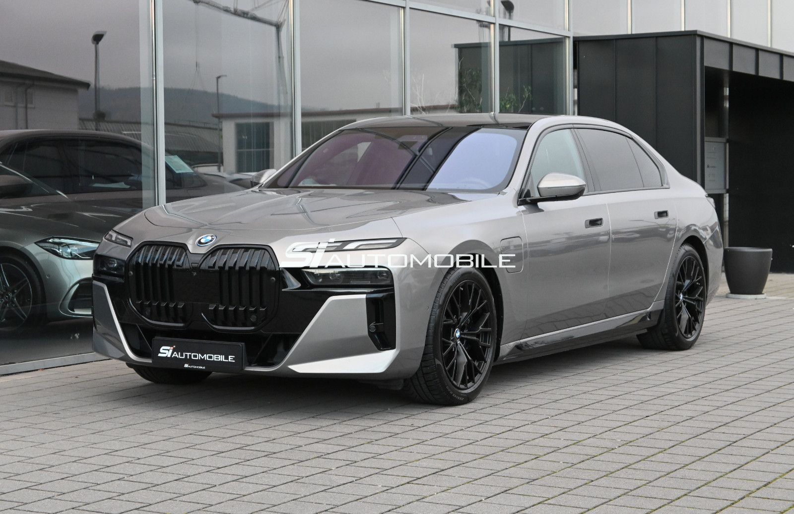 Fahrzeugabbildung BMW 750e xDrive M-Sport °SHADOW°EXEC.DRIVE°INTEGRAL