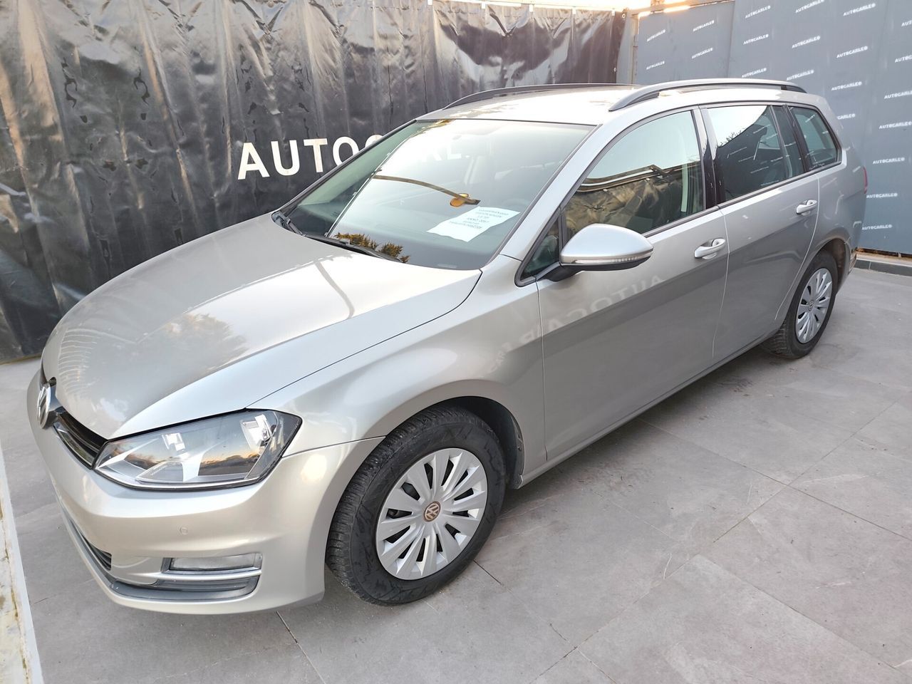 Volkswagen Golf - 1