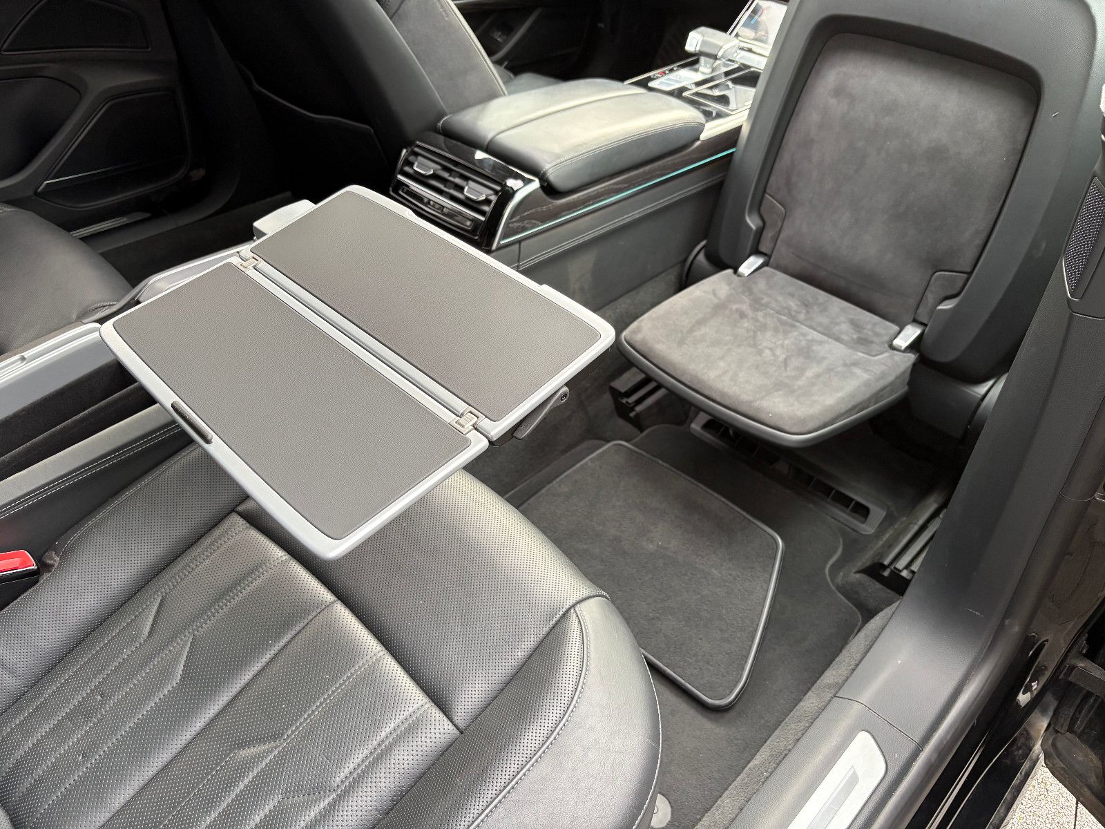 Fahrzeugabbildung Audi A8 60 TFSI e L quattro/Chauffeur-Paket/Fond-TV/