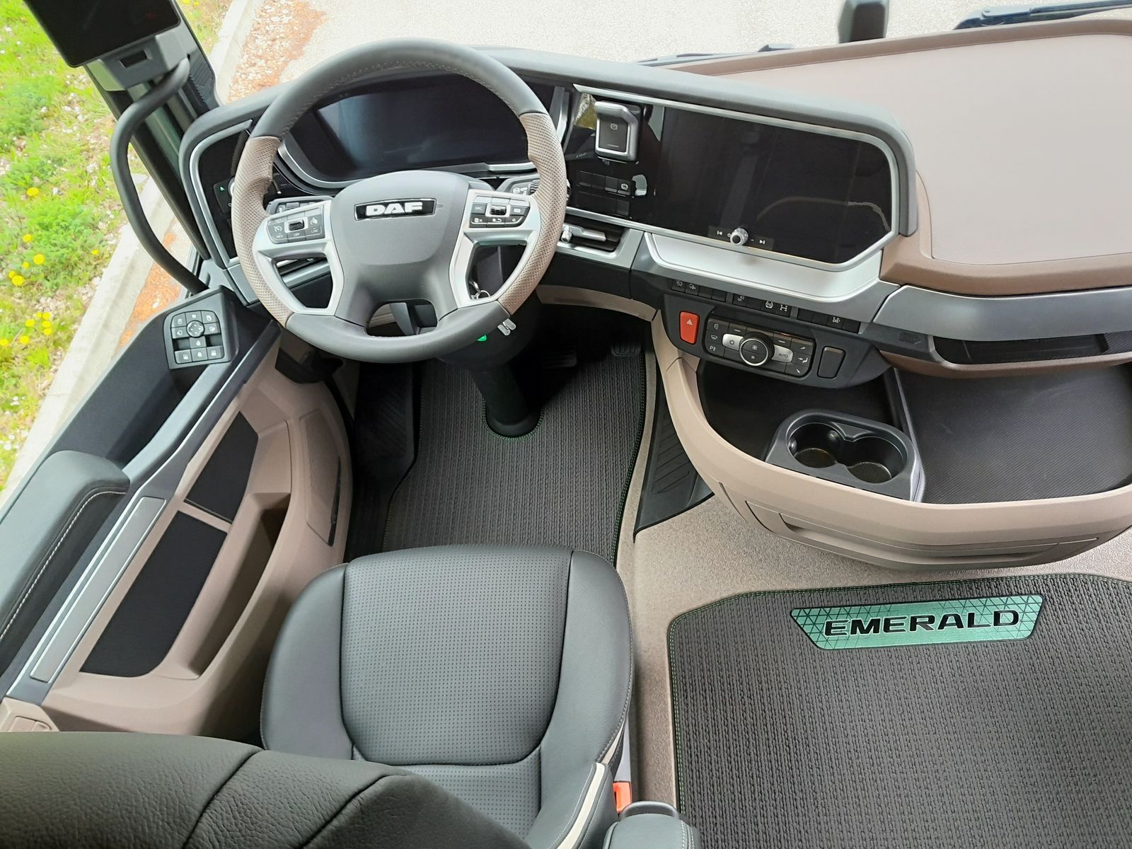 Fahrzeugabbildung DAF FT XG+ 530 EMERALD EDITION