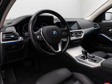 Fahrzeugabbildung BMW 320d xD Sport Line Kamera Laser HiFi AHK Komfort