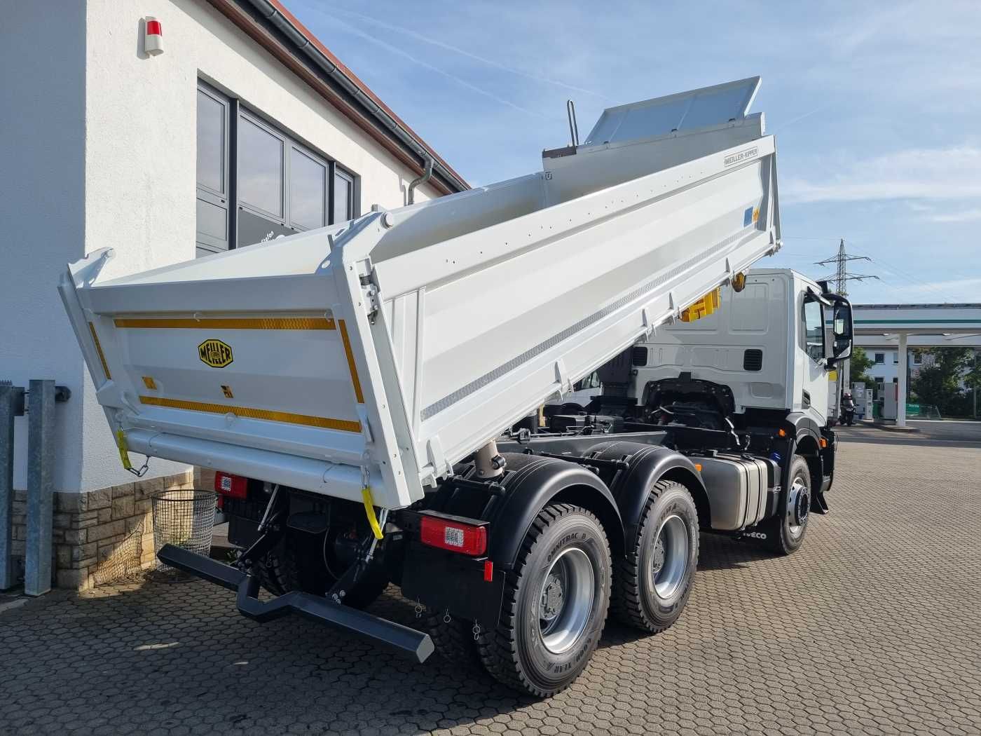 Fahrzeugabbildung Iveco AD300X48Z HR OFF 6x4 Meiller-Kipper + Bordmatik