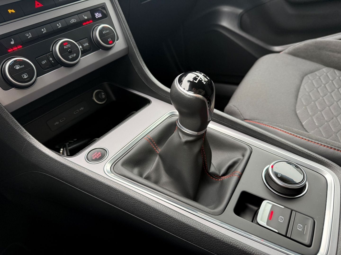 SEAT Ateca FR AHK-klappbar Navi Digitales Cockpit LED - Image 22