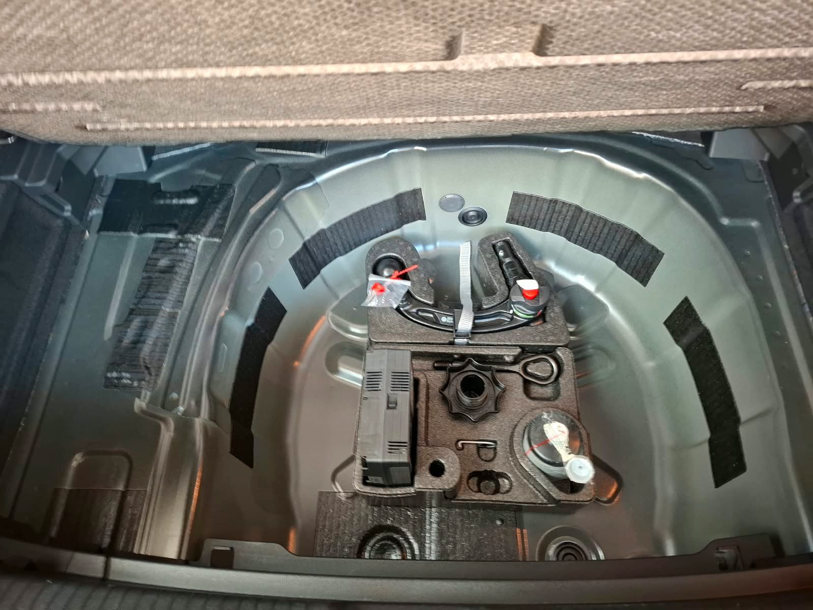Fahrzeugabbildung Volkswagen Polo Move 1.0 TSI DSG + IQ.Drive + Kamera + LED