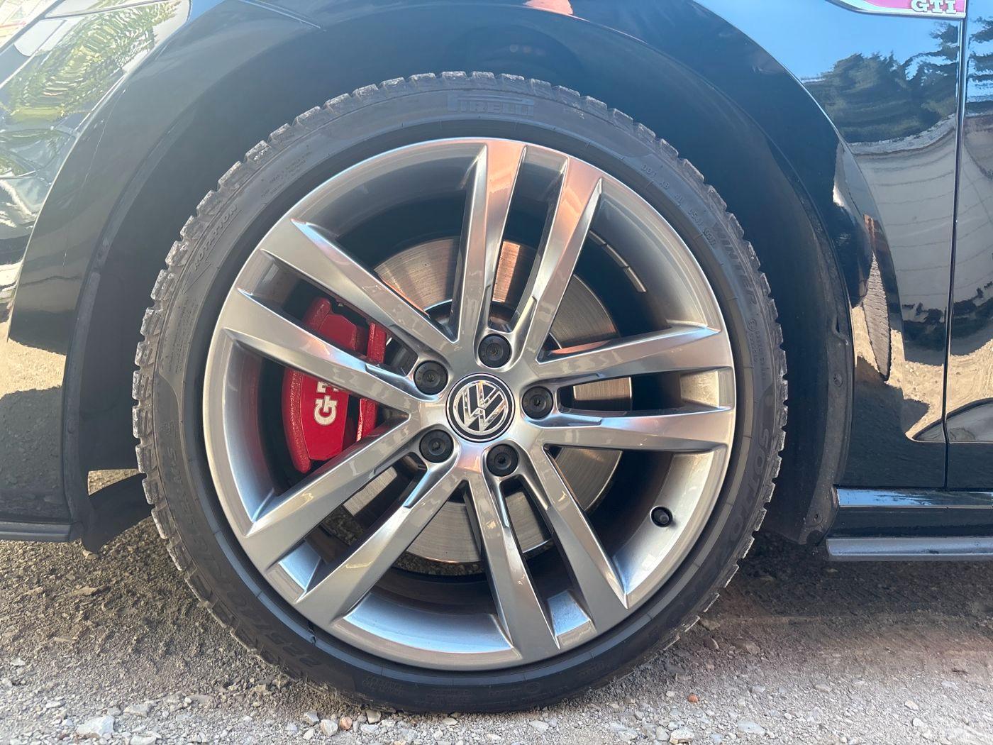 Volkswagen Golf GTI Performance 230 PS · Leder · Pano · Nav