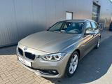 BMW 320i Touring Advantage - Automatik*NAVI*LED*PDC - mit Benzin-Antrieb: Kombi, Automatik