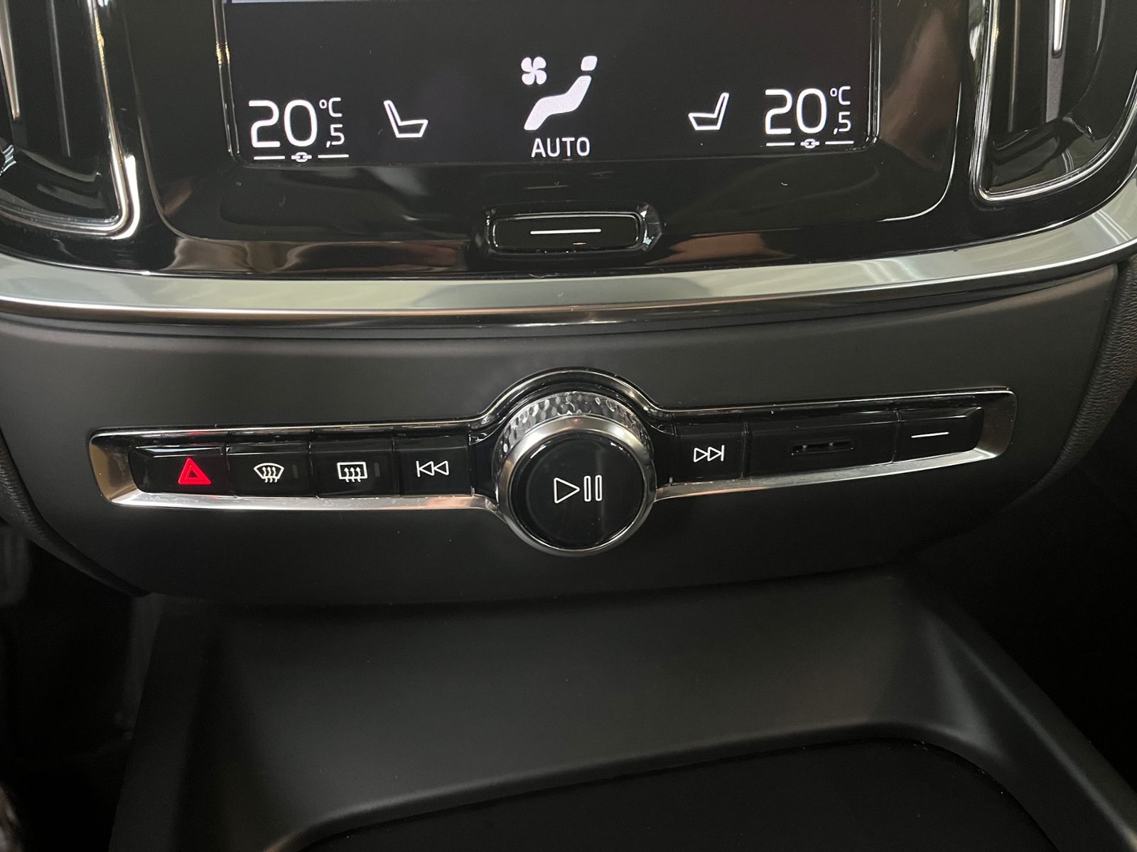 Fahrzeugabbildung Volvo V60 Kombi Momentum Pro LED NAVI ALU
