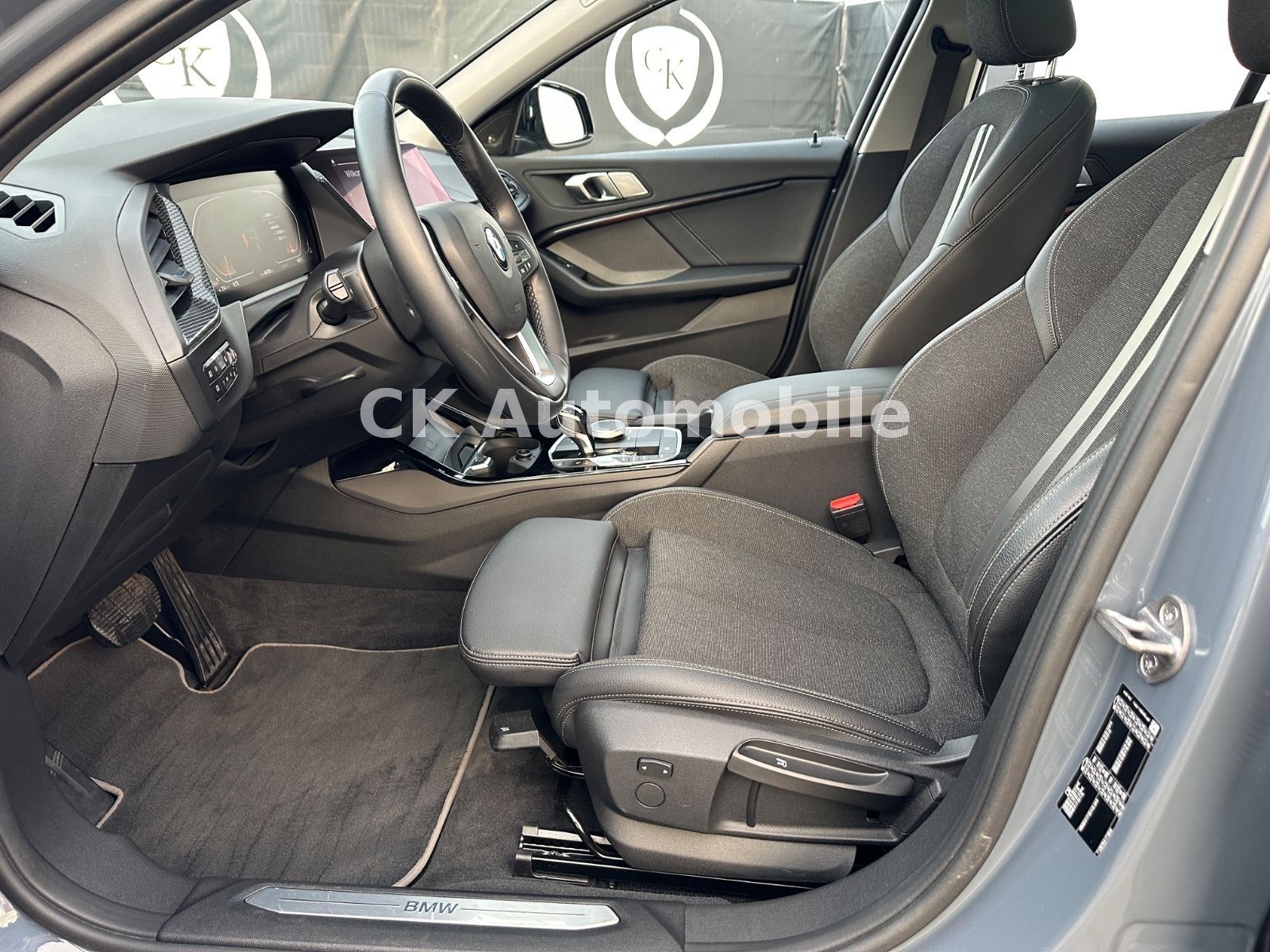 Fahrzeugabbildung BMW 118d Sport-Line/Shadow-Line/Navi/Pano/LED/PDC