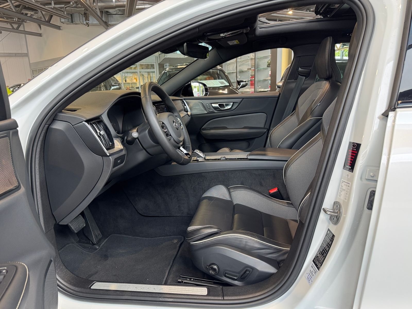 Fahrzeugabbildung Volvo S60 Lim. Plus Dark PANO 360° H/K LED