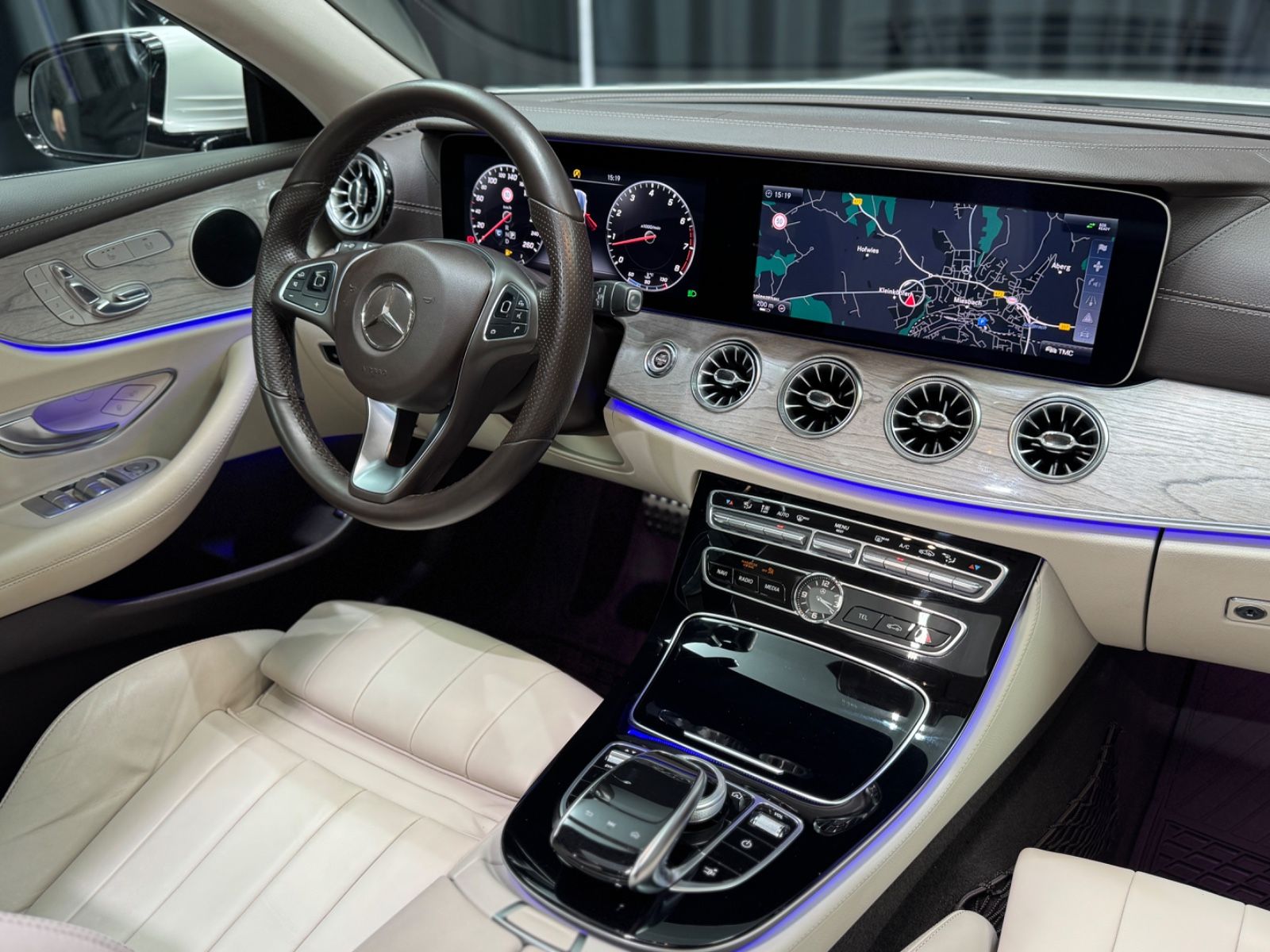 Fahrzeugabbildung Mercedes-Benz E 300 Coupe|AMG-LINE|WIDE-SCREEN|PANO|DESIGNO|