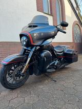 Harley-Davidson Street Glide CVO - Harley-Davidson Motorräder in Essen