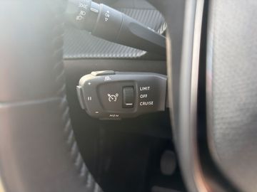 Peugeot 208 1.2 PureTech 100 Allure SHZGTEMPOMATLEDKA