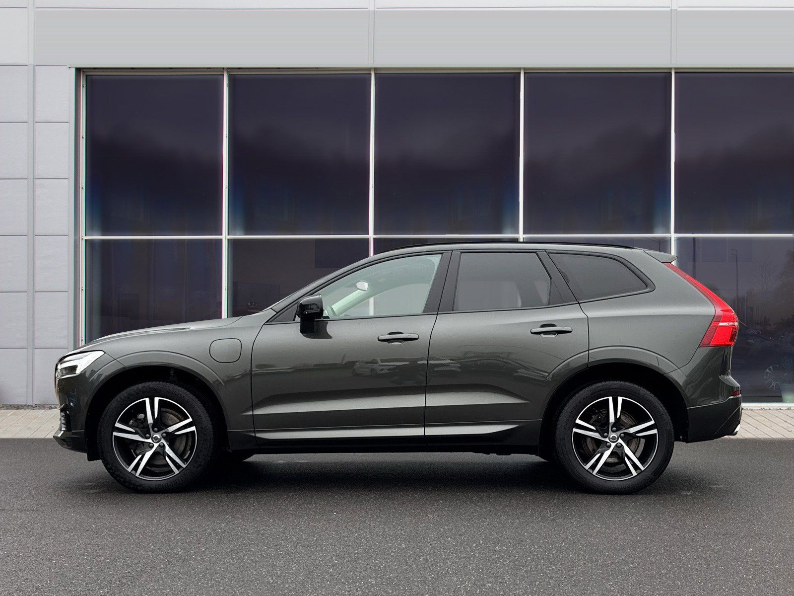 Fahrzeugabbildung Volvo XC60  R-Design Expression Recharge Plug-In Hybri