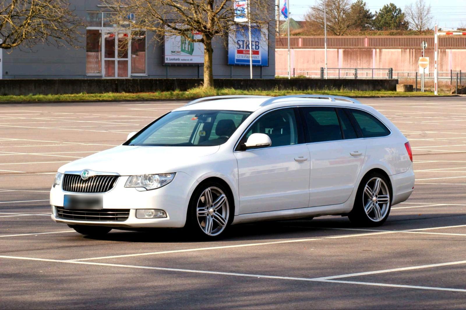 Skoda Superb 2011 — interior