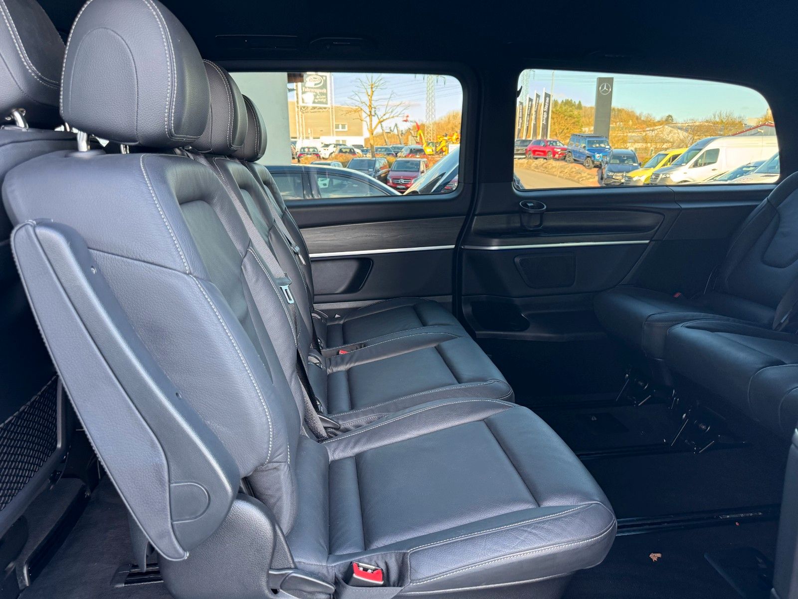 Fahrzeugabbildung Mercedes-Benz V 300 d 4MATIC AVA Extral AHK DISTRONIC Standh