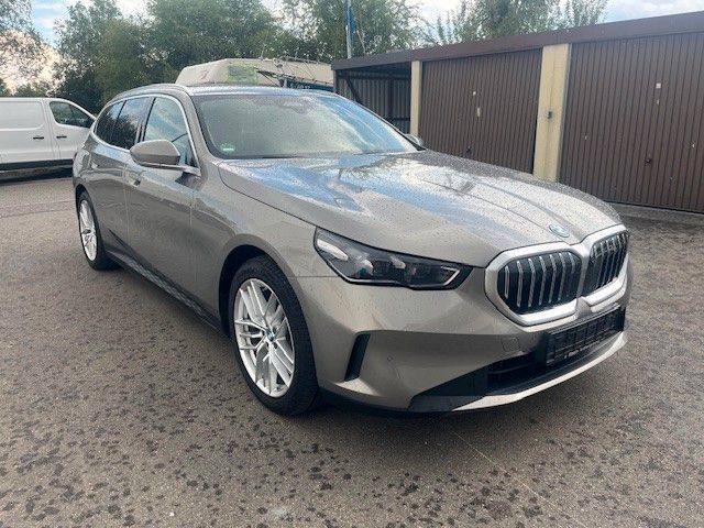 BMW 530 5 Touring 530 e xDrive imagem 2