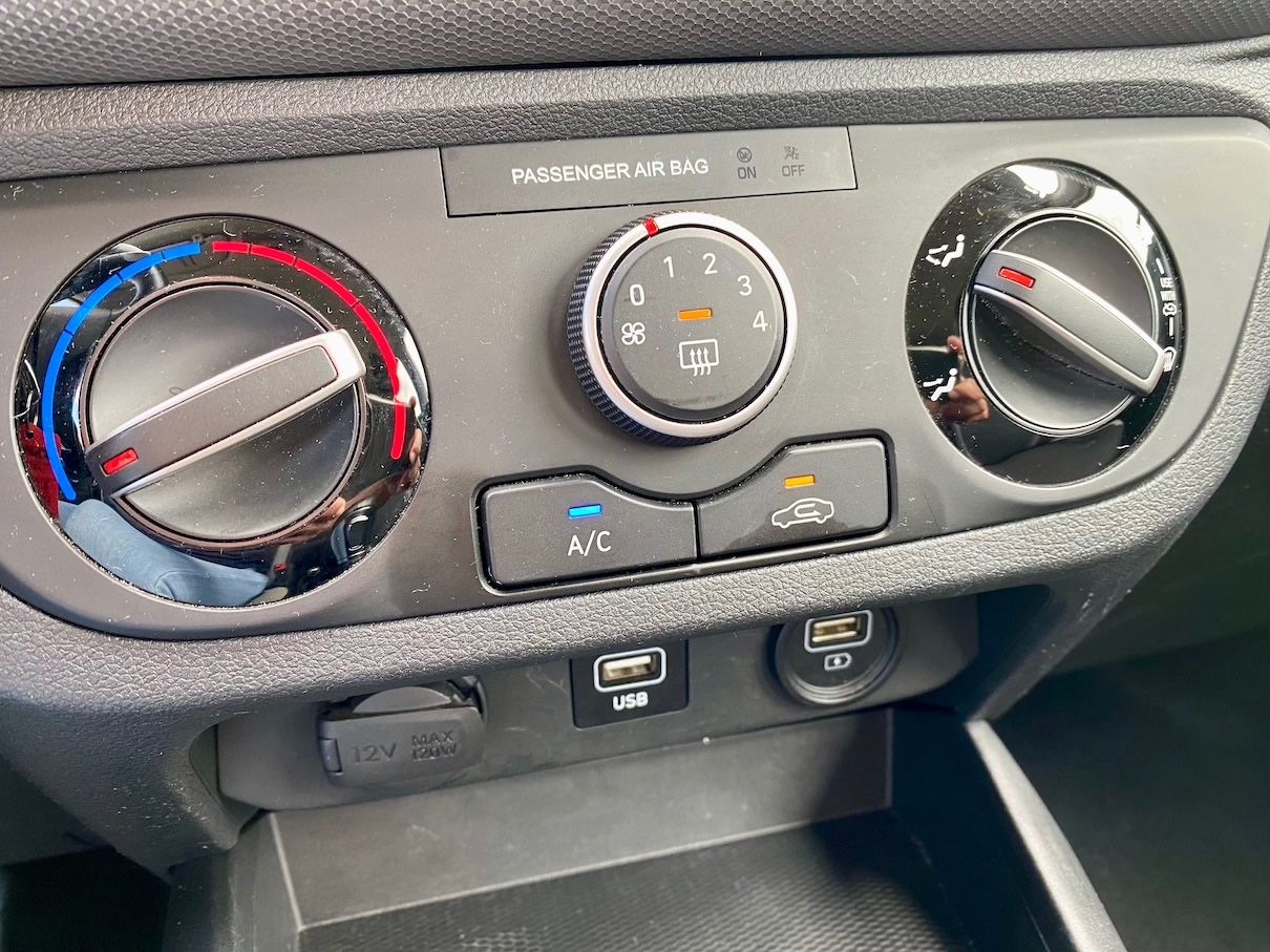 Fahrzeugabbildung Hyundai i10 1.0 Automatik KLIMA SITZ+LRHZ ALLWETTER PDC