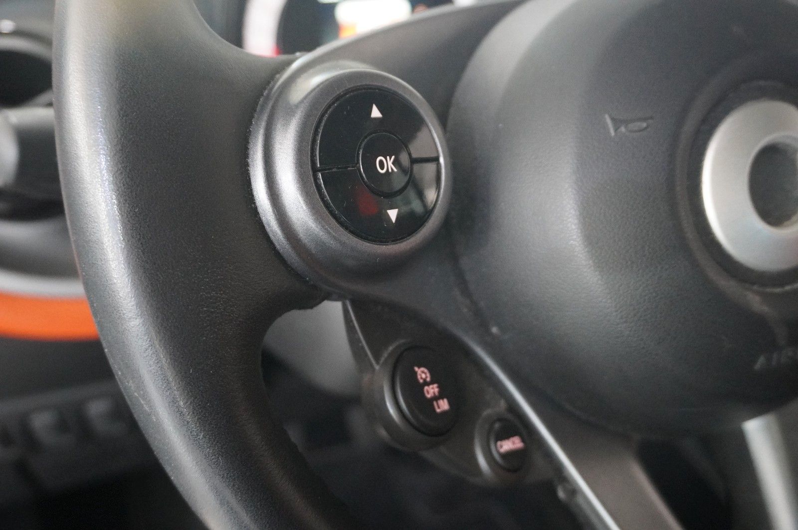 Fahrzeugabbildung Smart ForTwo 1.0 COUPE LED/KLIMA/SHZ/PANO./SPORT/USB