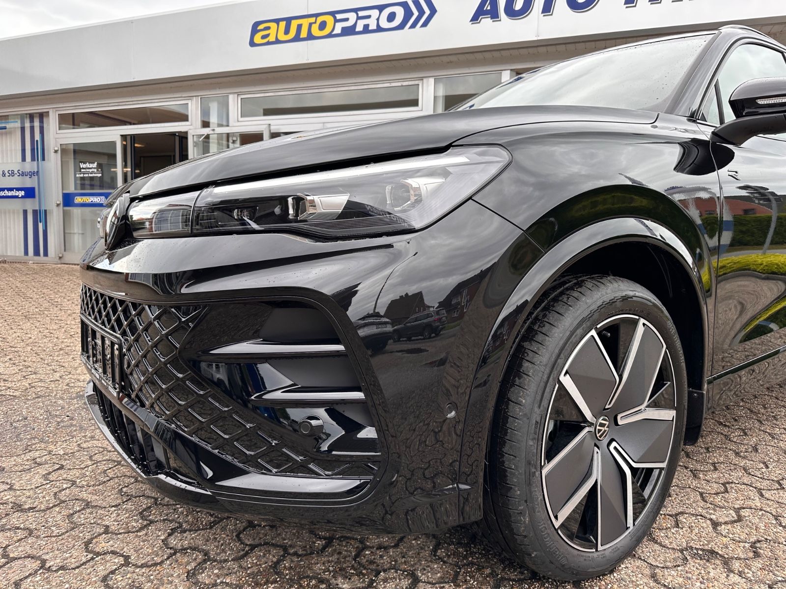 Fahrzeugabbildung Volkswagen Tiguan 2.0 TDI 4M R-Line AHK/Black/Pano/ACC/LED