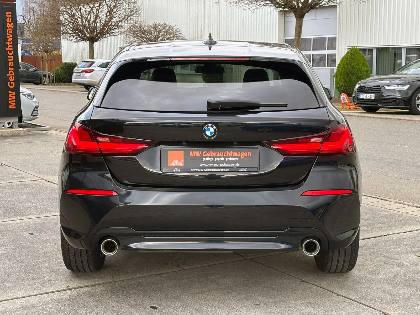 Fahrzeugabbildung BMW 120d Steptronic Sport-Line LED SHZ TEMP NAV PDC