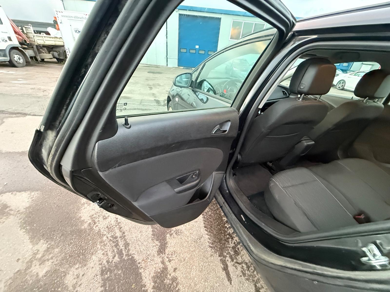 Opel Astra 2015 — photo 23