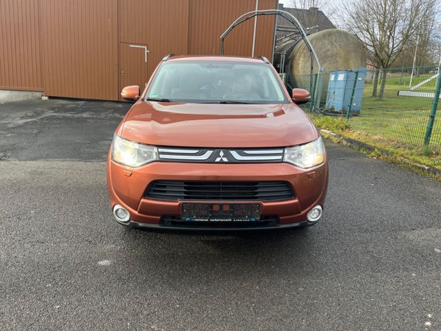 Mitsubishi Outlander Instyle 4WD 7 Sitzer Navi Leder Kamera