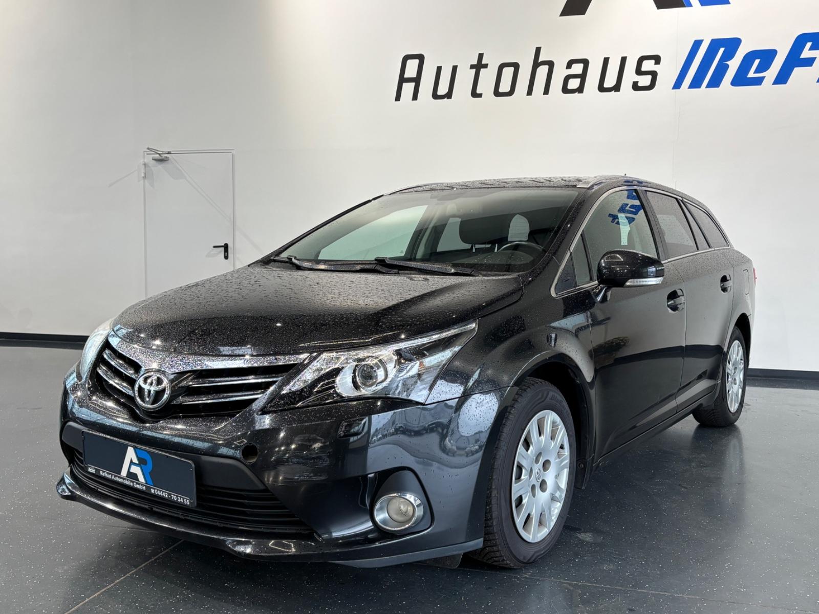 Toyota Avensis 2012 — rear view