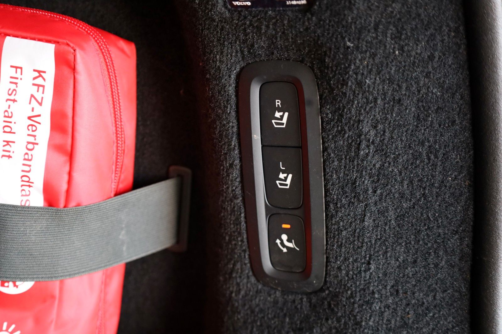 Fahrzeugabbildung Volvo V90 Kombi Inscription AWD Leder,Navi,LED,ACC,AHK