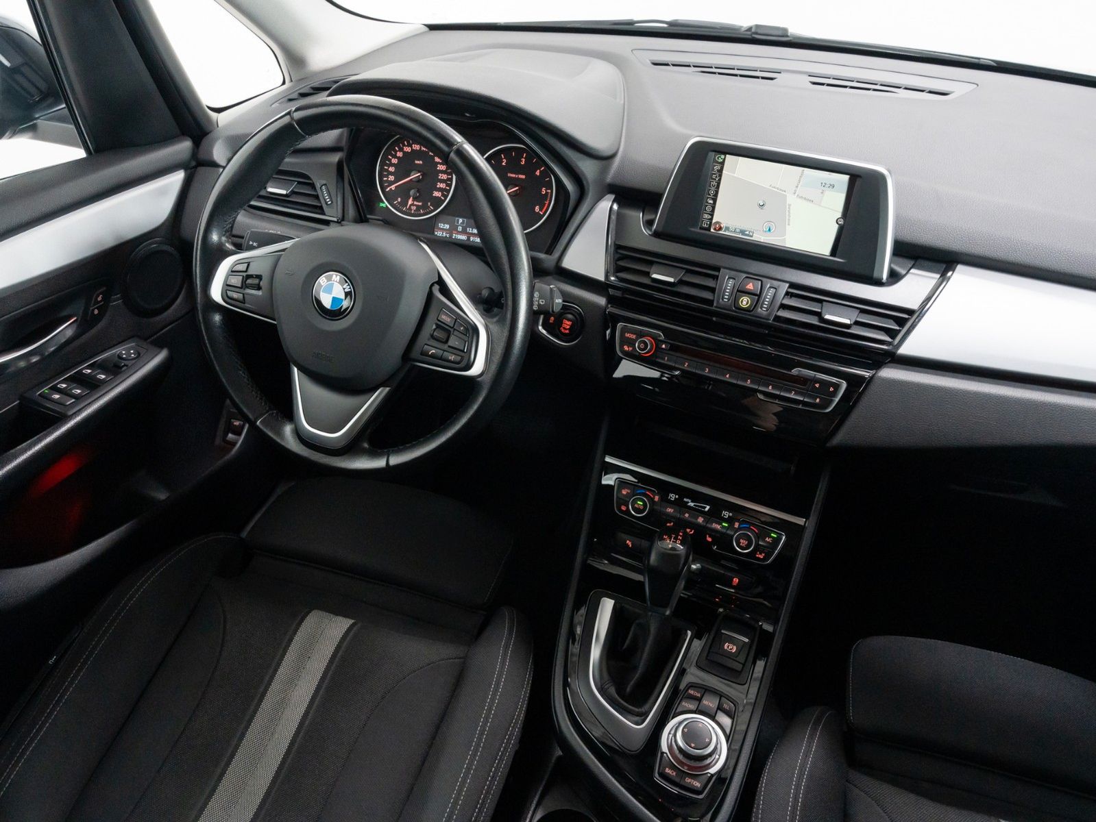 Fahrzeugabbildung BMW 220d Active Tourer ParkAssist AHK Navi Panorama