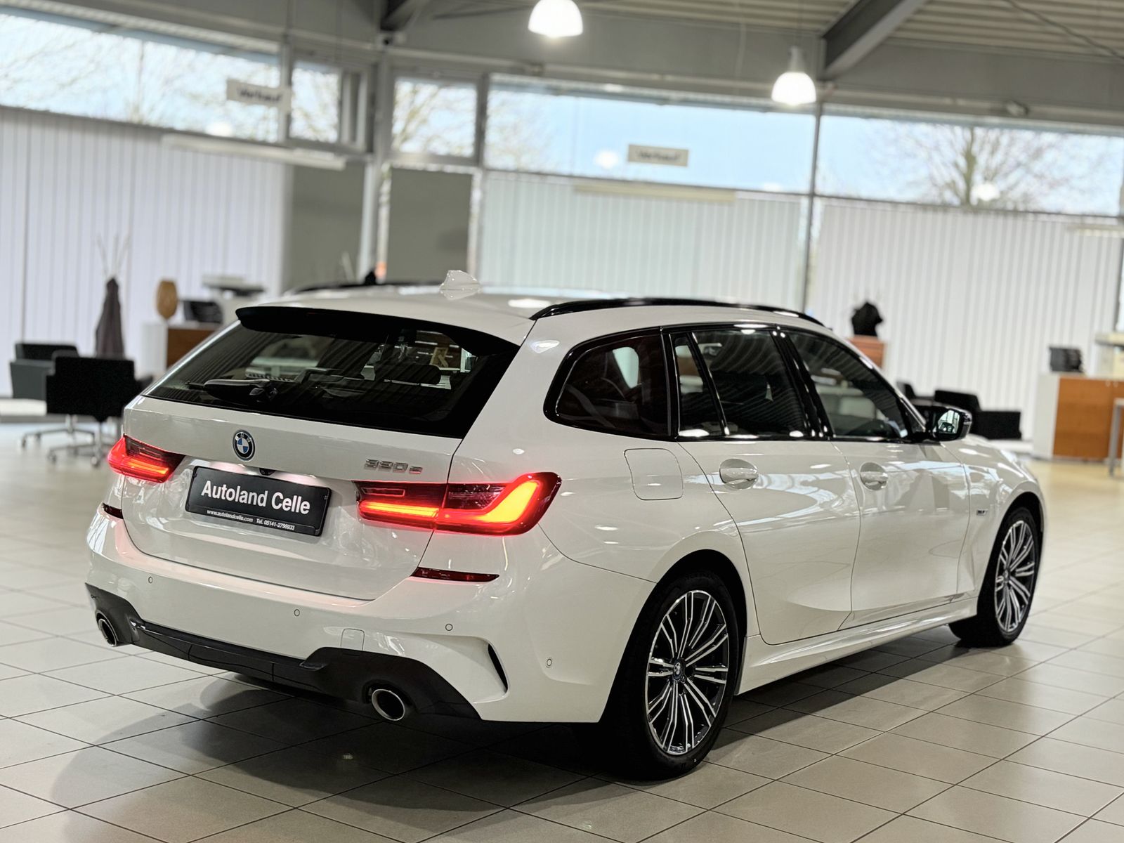 Fahrzeugabbildung BMW 320e M Sport Panoram Kamera HUD DAB HiFi Komfort