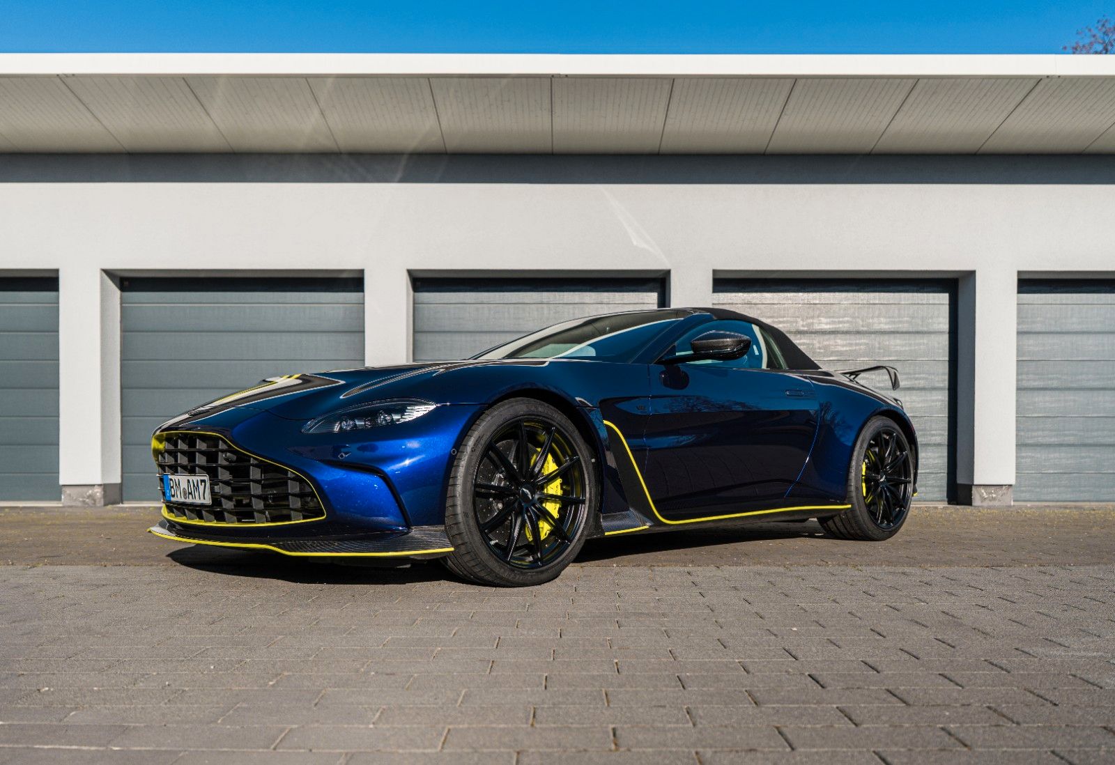 ASTON MARTIN V12 Vantage