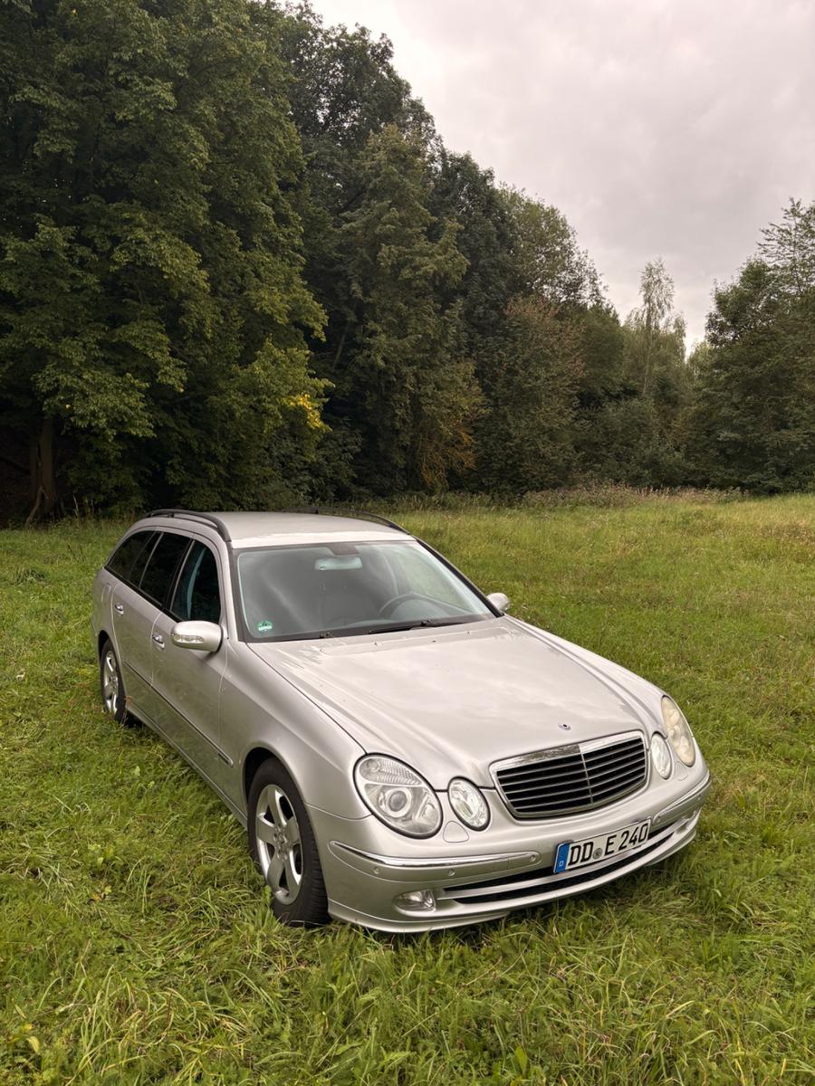 Mercedes-Benz E240 2004 — rear view