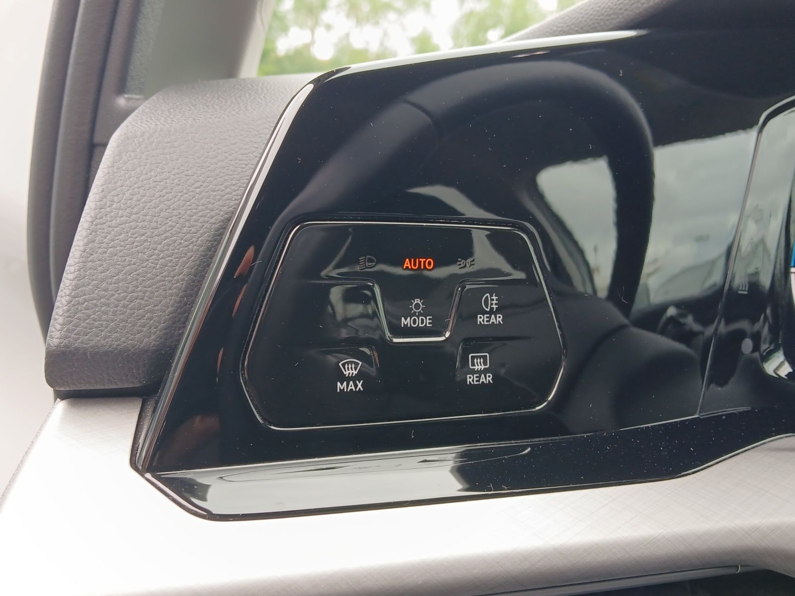 Fahrzeugabbildung Volkswagen Golf VIII Variant TSI Life LED Navi AID ACC PDC