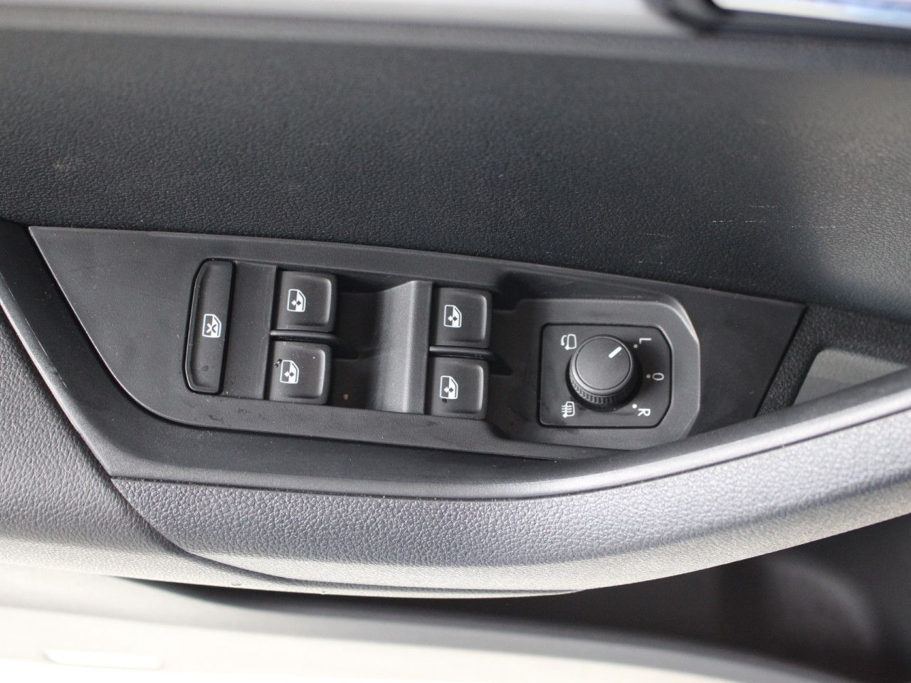 Fahrzeugabbildung SKODA Karoq 1.5 TSI ACT Selection