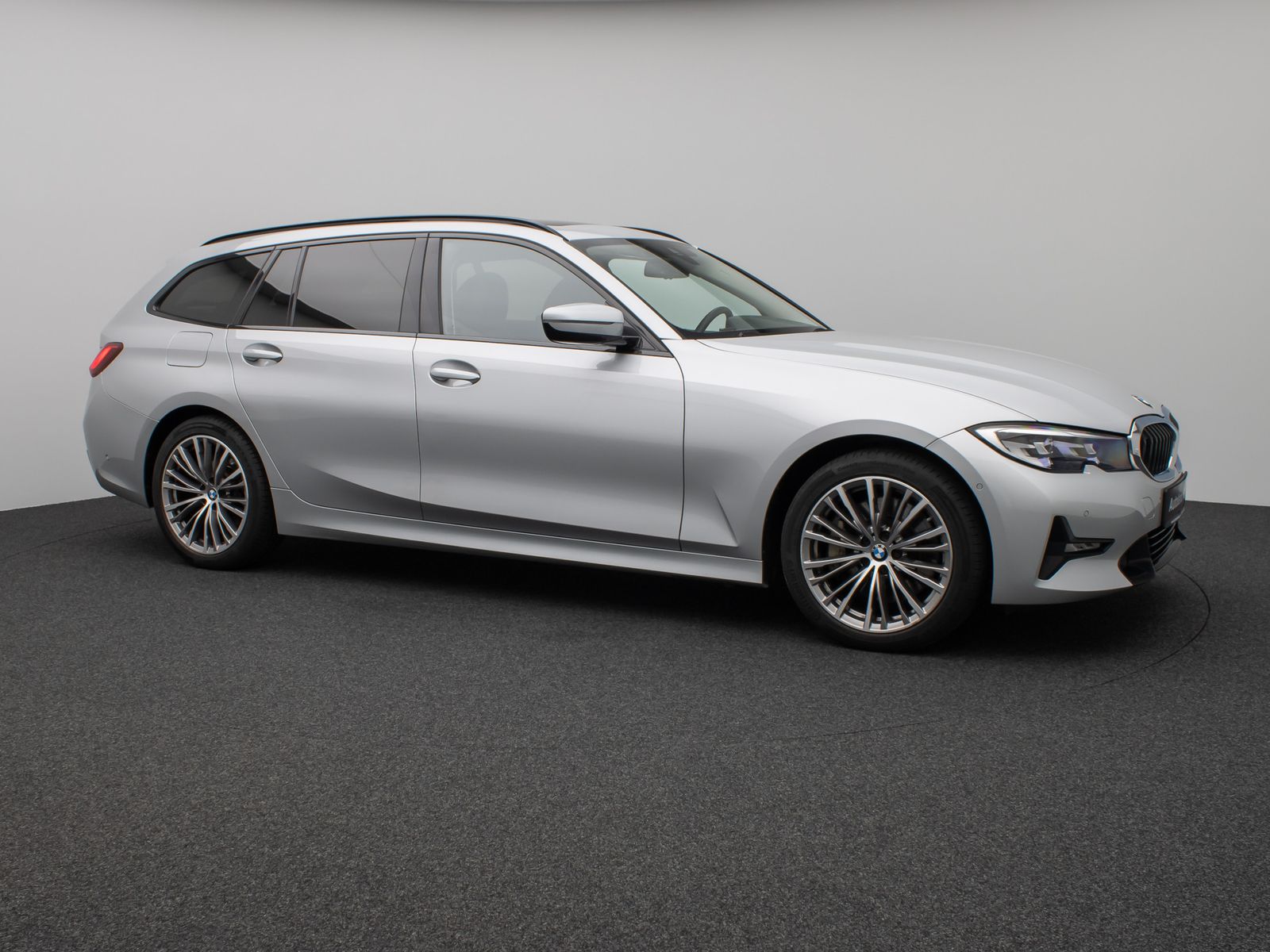 Fahrzeugabbildung BMW 330d xD Sport Line Kamera Panorama HUD DAB H/K