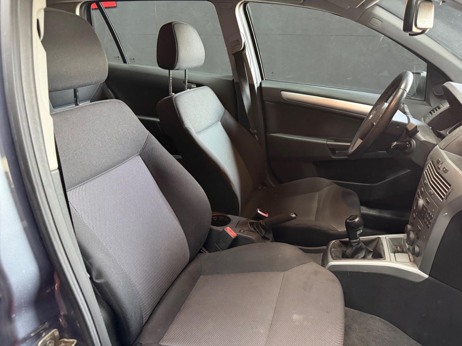 Opel Astra 2009 — photo 10