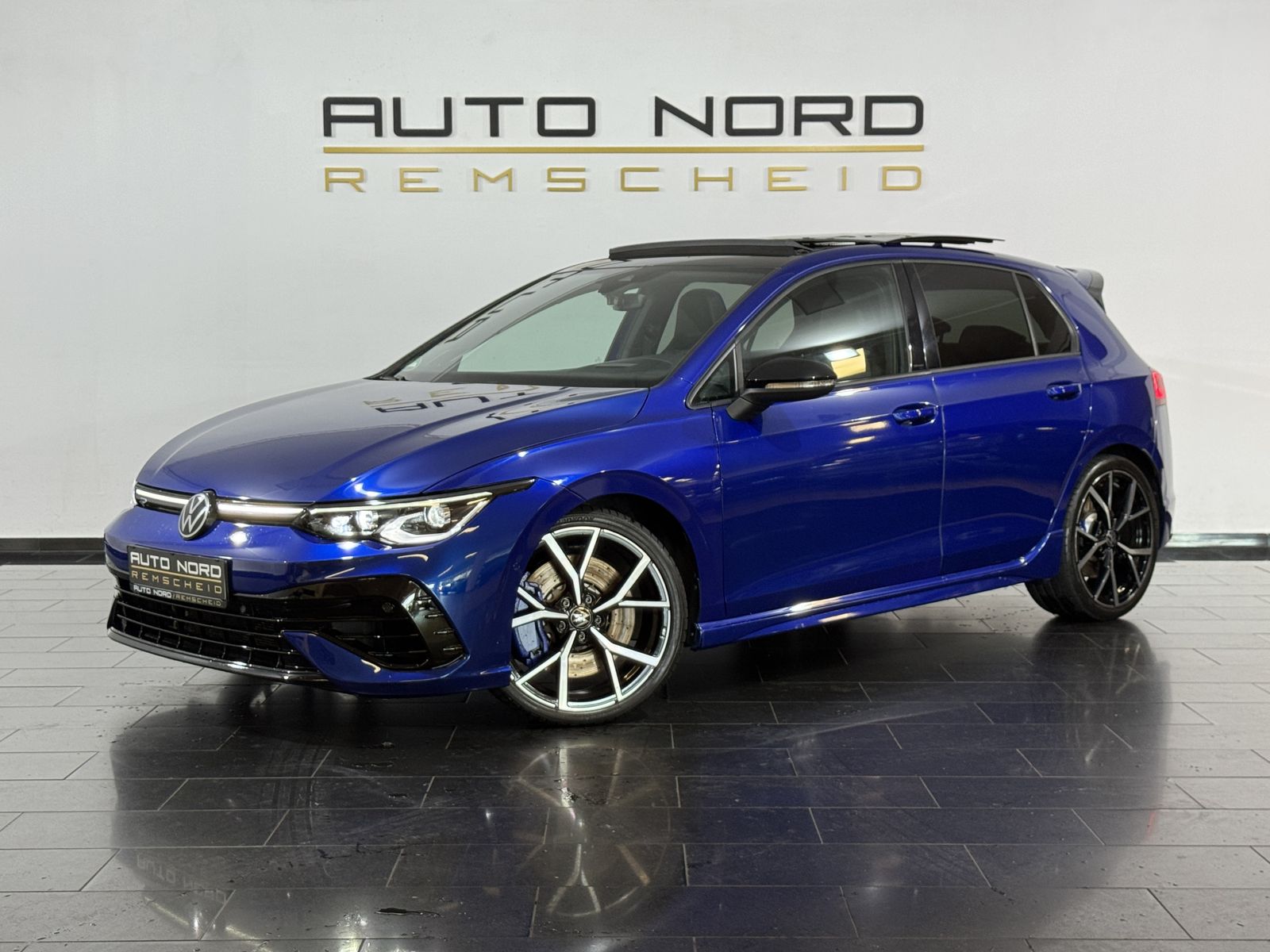Volkswagen Golf VIII R Akra Perf.Paket Pano H&K HeadUP DCC foto 1