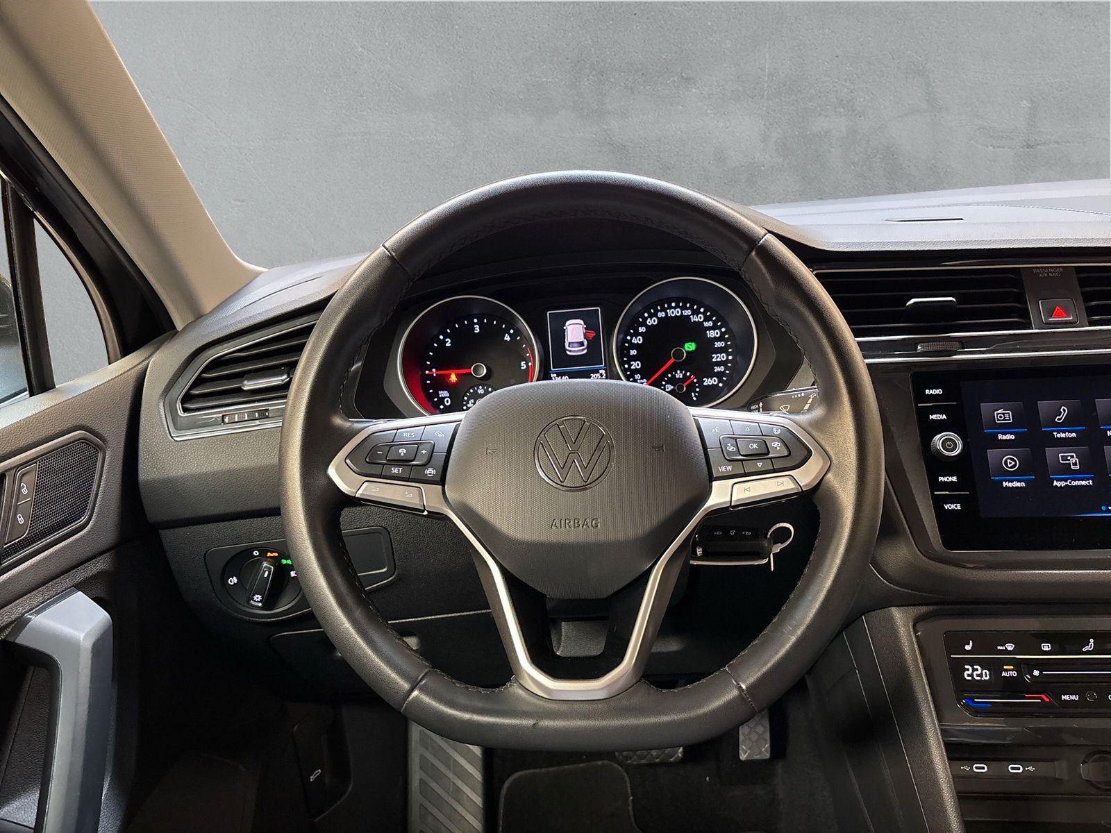 Fahrzeugabbildung Volkswagen Tiguan Life 2.0 TDI DSG AHK App-Connect RFK