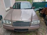 Mercedes-Benz C220 (W202) Mercedes-Benz - Mercedes-Benz C 220 mit Benzin-Antrieb: Limousine