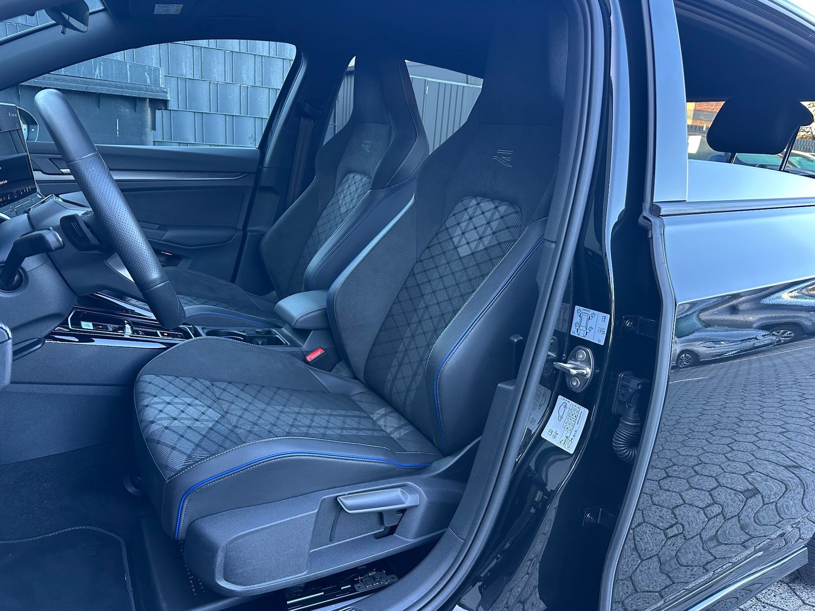 Fahrzeugabbildung Volkswagen Golf 1.5 eTSI R-Line LED+KAM+SHZ+KEYLESS+17ZOLL