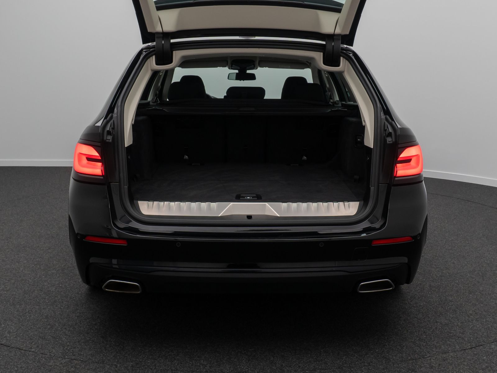 Fahrzeugabbildung BMW 520e GeschwindigReg DAB Kamera CockpitPro Alarm