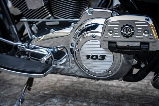 Fahrzeugabbildung Harley-Davidson FLHRC ROAD KING CLASSIC - CUSTOM PIPES