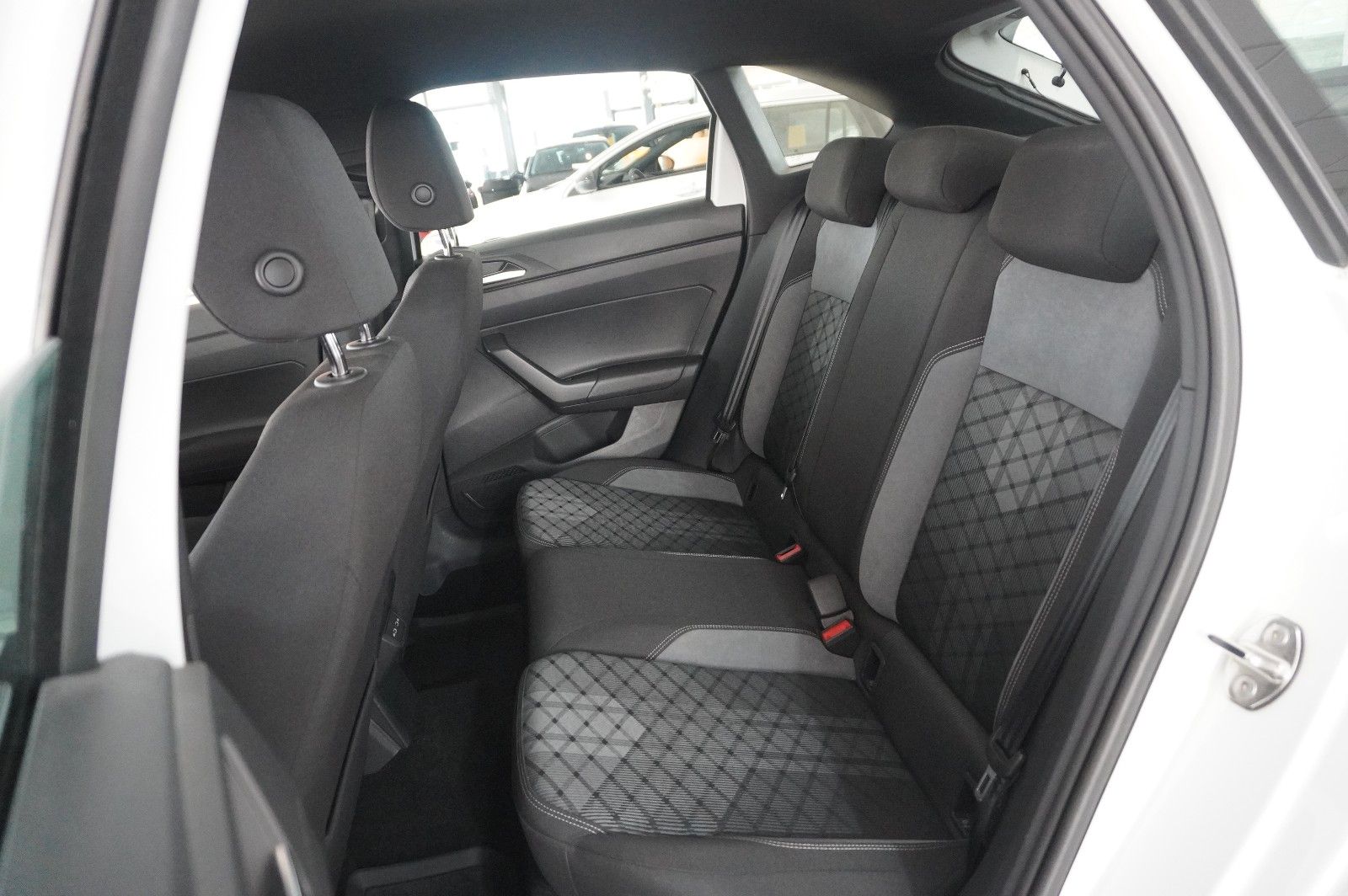 Fahrzeugabbildung Volkswagen Taigo 1.0 TSI R-LINE NAVI/LED/KAMERA/SPORT/DAB+