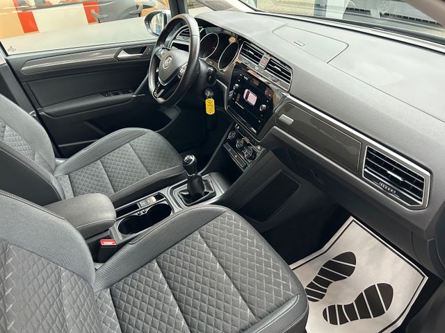 Fahrzeugabbildung Volkswagen Touran 1.6 TDI 7 Sitze+Navi+SHZ+BT+PDC+LM+