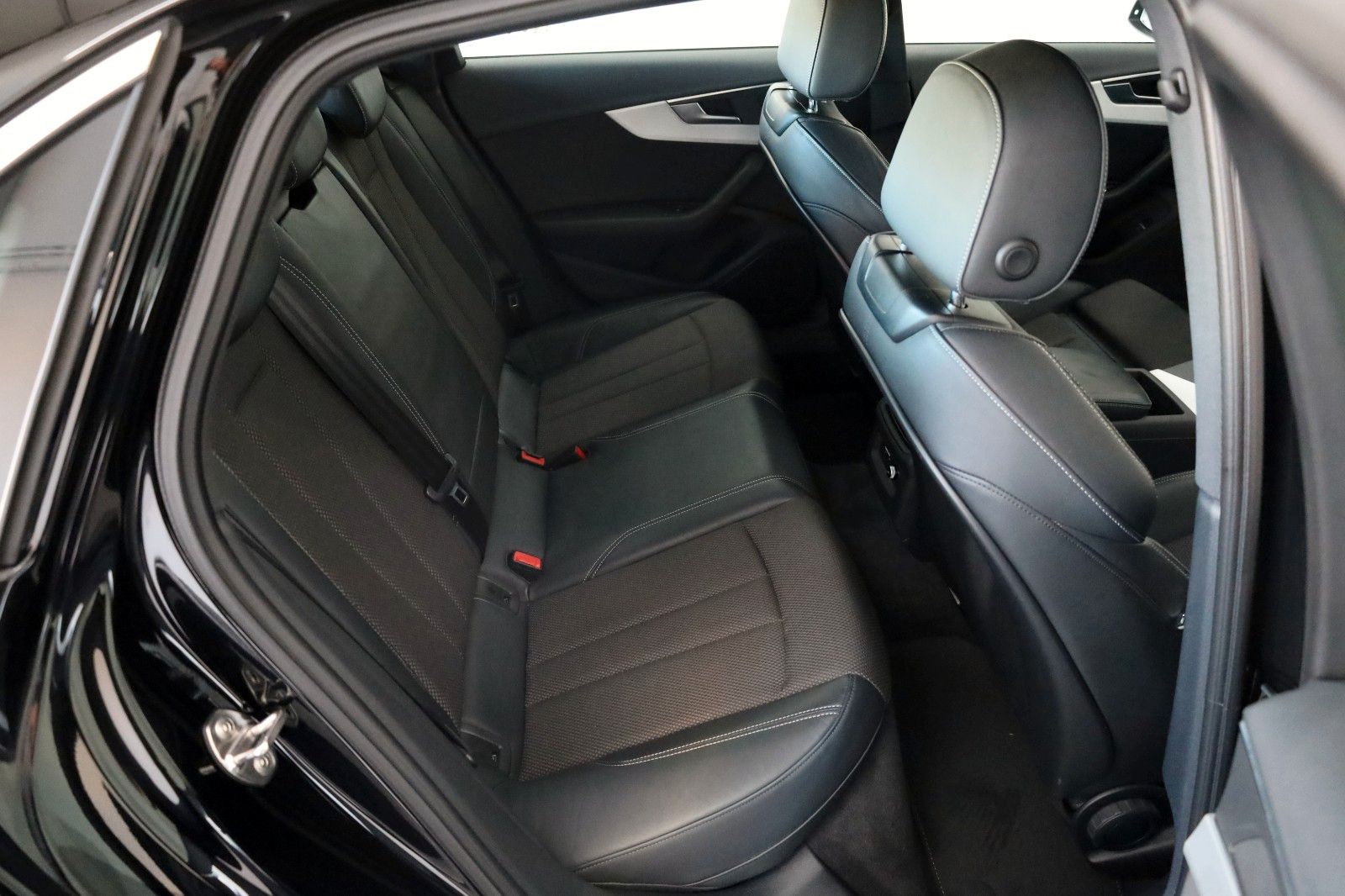 Fahrzeugabbildung Audi A4 Lim. quattro S Line T.Leder,Navi,Xenon,SH,PDC