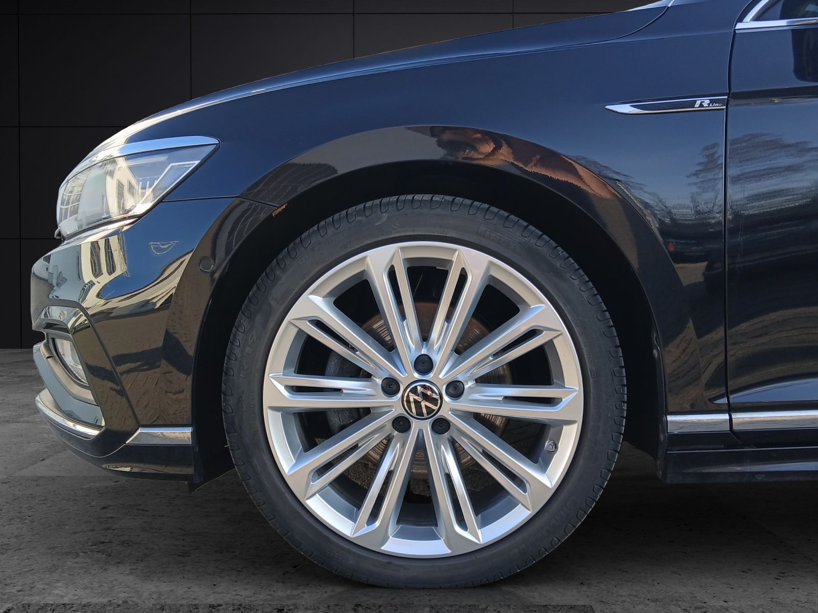 Fahrzeugabbildung Volkswagen Passat Variant TDI R-Line DSG Matrix AHK Navi Le