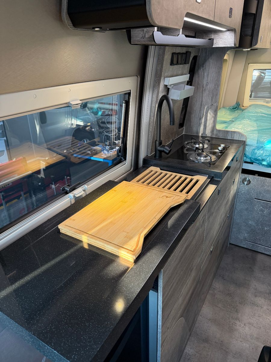 Fahrzeugabbildung Robeta Adonis - Luxus Campervan Aufstelldach