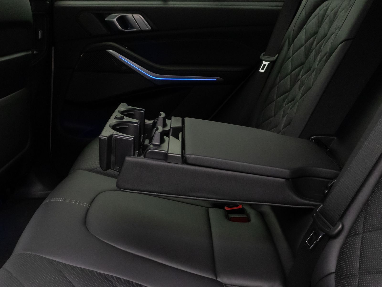 Fahrzeugabbildung BMW X5 M50i H/K DAB Laser 360°Alarm Belüftung 22Zoll